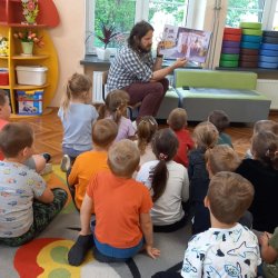 "Super bajki o emocjach" czytanie w grupie Motyle