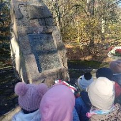 Motyle przy pomniku Kazimierza Piłata